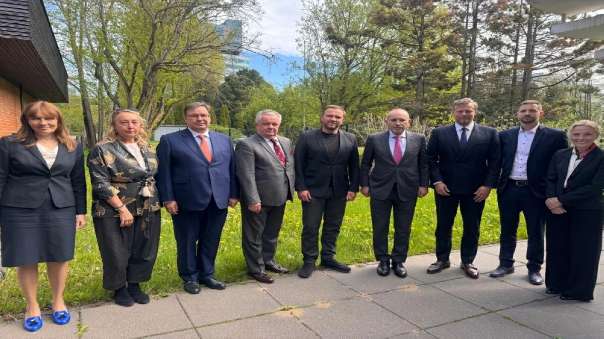 Safadi meets Estonian business leaders to bolster cooperation
